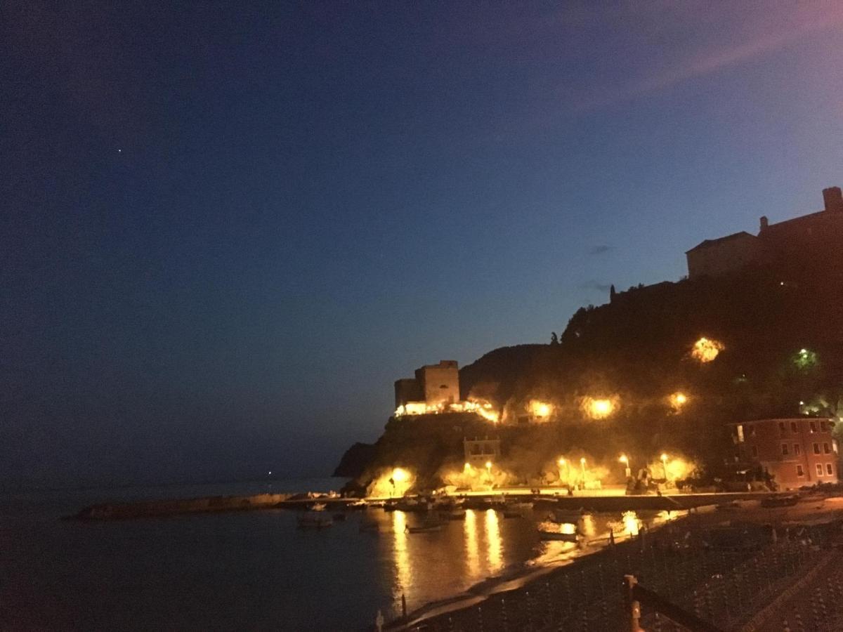 Le Cinque Vele ***** Cinque Terre Apartment Монтеросо ал Маре Екстериор снимка